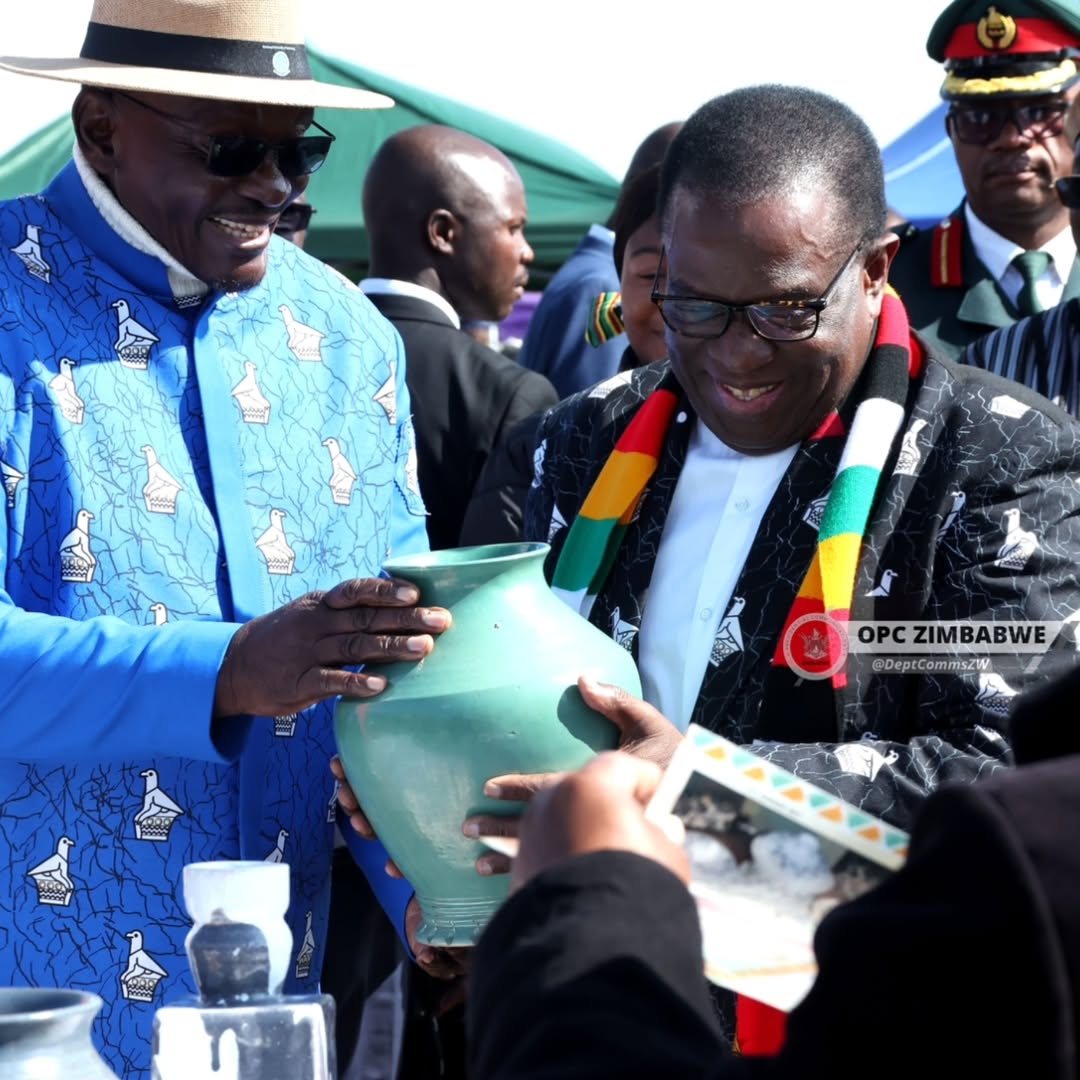 Presentation of a ceremonial clay pot to the President